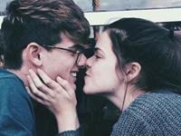 测你会跟同班同学谈恋爱吗