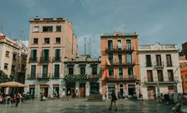 女人梦见自己在房顶上