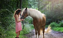 已婚女人梦见刮风下雨