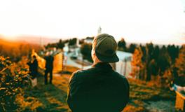 女人梦见自己爬高