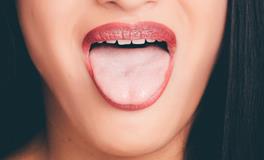 梦到两颗门牙掉了