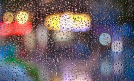 女人梦见下雨是什么意思