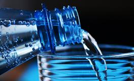 梦见自己在很深的水里