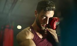 做梦梦到蛇钻进衣服里