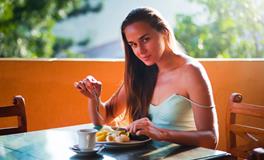 女人梦见在别人家吃饭