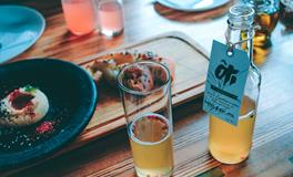 梦见和认识的人吃饭