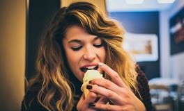 梦见家里来了好多客人吃饭