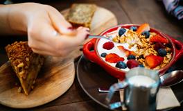 梦到和死人吃饭说话