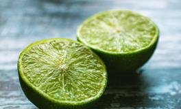 梦见朋友聚在一起吃饭