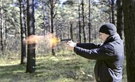 梦见有女的拿枪杀人