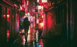 梦见下雨冲走鞋子是什么意思