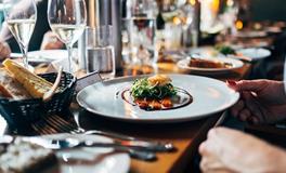 梦见自己跟亲人一起吃饭