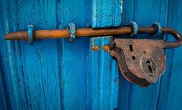 梦见自己家里的铁门破了