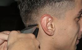 梦见别人把自己头发剪短了