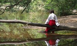 梦见水池里有一件红色毛线衣