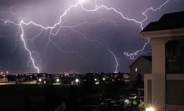 梦见下暴雨打雷有什么预示