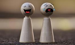 梦见小孩又哭又笑是怎么回事