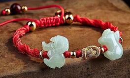 属兔人在2024年可不可以佩戴红绳，戴红绳需要注意什么