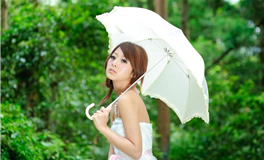 双子女误入男厕后，反应亮了