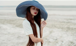 属龙女餐厅吃饭，菜品现苍蝇，她会怎么办？