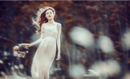 属马的模特在T台上跌倒后的优雅逆袭