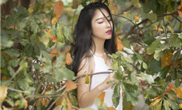 属虎的模特在T台上跌倒后的优雅逆袭